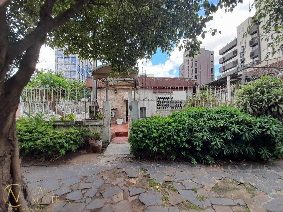 Casa à venda com 2 quartos, 120m², 2 vagas, Rua Bernardo Pires no bairro Santana em Porto Alegre