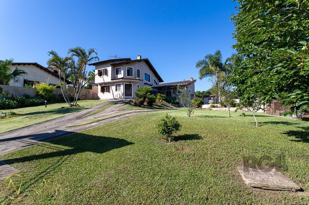 Casa à venda com 3 quartos, 249m², 1 suíte, 6 vagas, Rua Flor de Pessegueiro no bairro Vila Nova em Porto Alegre