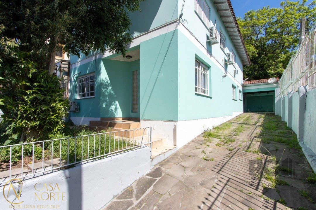 Casa à venda com 4 quartos, 284m², 1 suíte, 4 vagas, Rua Doutor Mário Totta no bairro Tristeza em Porto Alegre