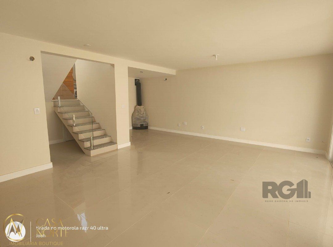 Casa de Condomínio à venda com 3 quartos, 185m², 1 suíte, 2 vagas, Rua Adriano Pereira da Silva no bairro Vila Nova em Porto Alegre