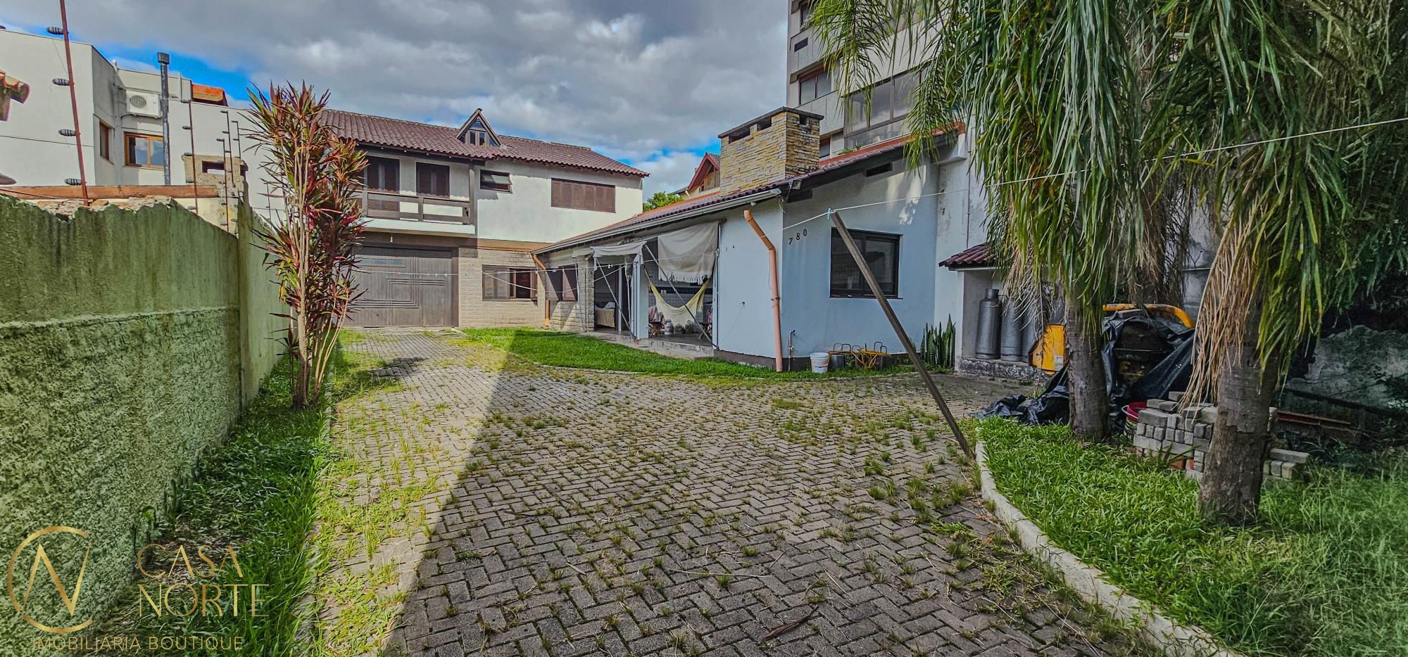 Casa à venda com 5 quartos, 980m², 2 suítes, 5 vagas, Rua Corrêa Lima no bairro Santa Tereza em Porto Alegre