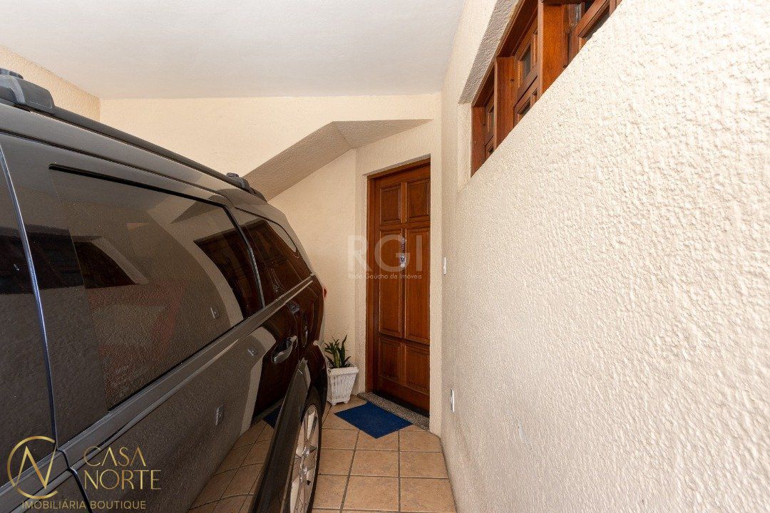 Casa de Condomínio à venda com 3 quartos, 211m², 1 suíte, 2 vagas, Avenida Wenceslau Escobar no bairro Tristeza em Porto Alegre