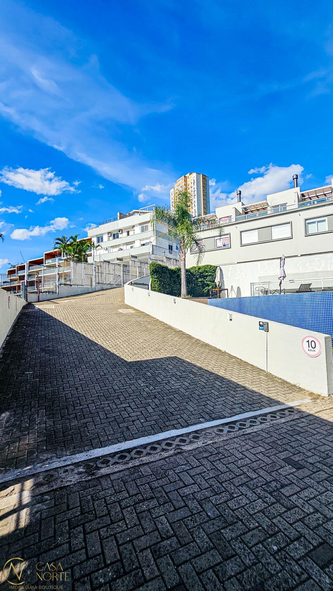 Casa à venda com 4 quartos, 250m², 3 suítes, 3 vagas, Avenida Padre Cacique no bairro Praia de Belas em Porto Alegre