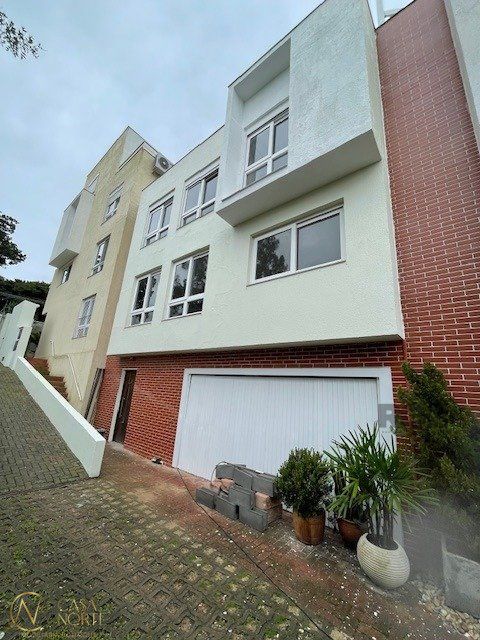 Casa de Condomínio à venda com 3 quartos, 155m², 1 suíte, 2 vagas, Rua Dea Coufal no bairro Ipanema em Porto Alegre