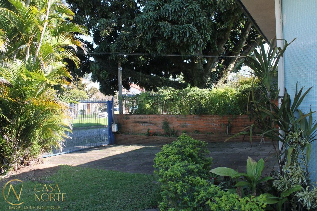 Casa à venda com 3 quartos, 221m², 1 suíte, 4 vagas, Rua Pedro de Oliveira Bittencourt no bairro Tristeza em Porto Alegre