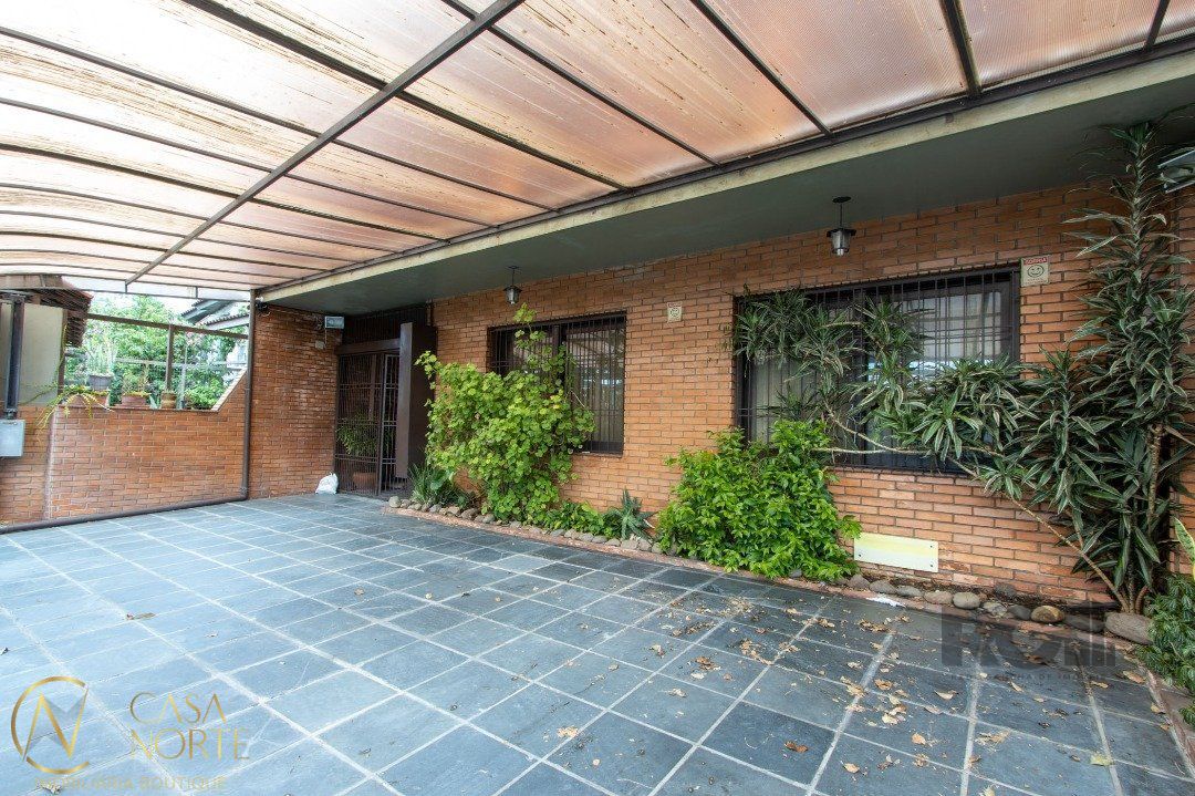 Casa à venda com 4 quartos, 500m², 1 suíte, 4 vagas, Travessa Kuluene no bairro Coronel Aparício Borges em Porto Alegre