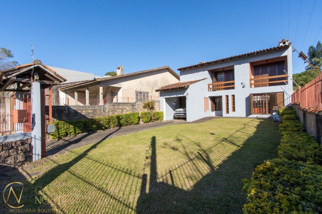Casa à venda com 3 quartos, 223m², 1 suíte, 4 vagas, Rua Doutor Pereira Neto no bairro Tristeza em Porto Alegre