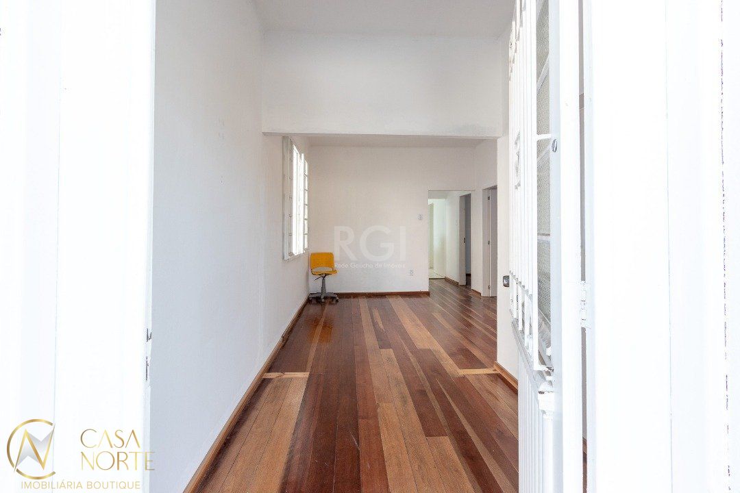 Casa à venda com 3 quartos, 180m², 3 vagas, Rua Coronel Neves no bairro Medianeira em Porto Alegre