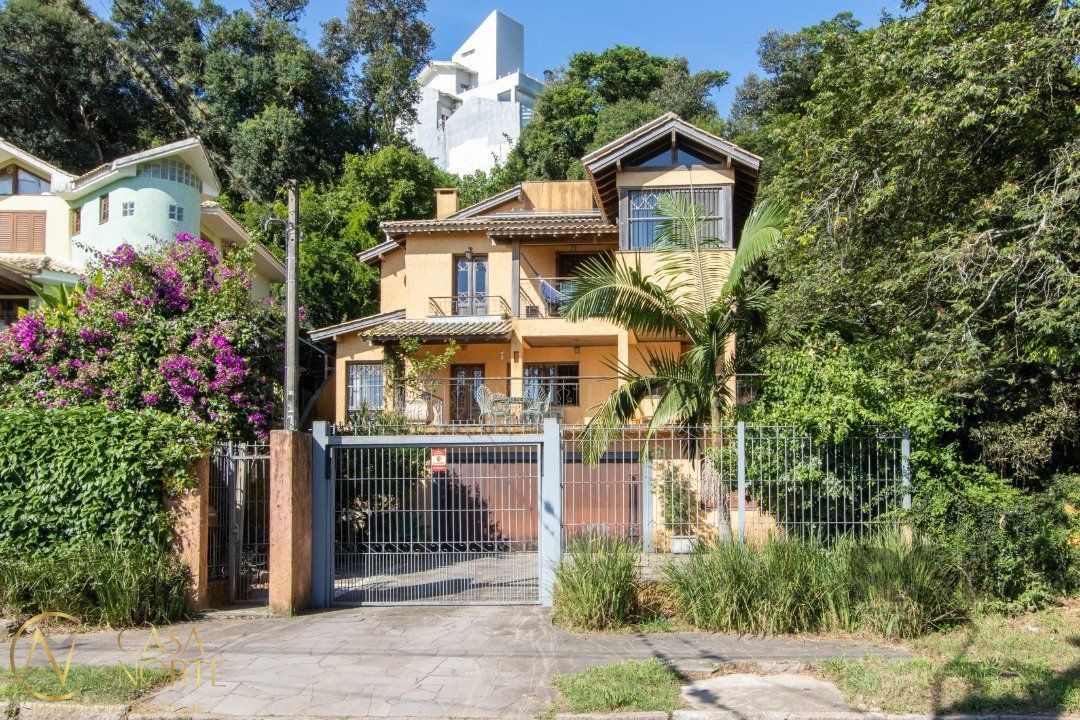 Casa à venda com 4 quartos, 323m², 1 suíte, 5 vagas, Avenida Guaiba no bairro Ipanema em Porto Alegre
