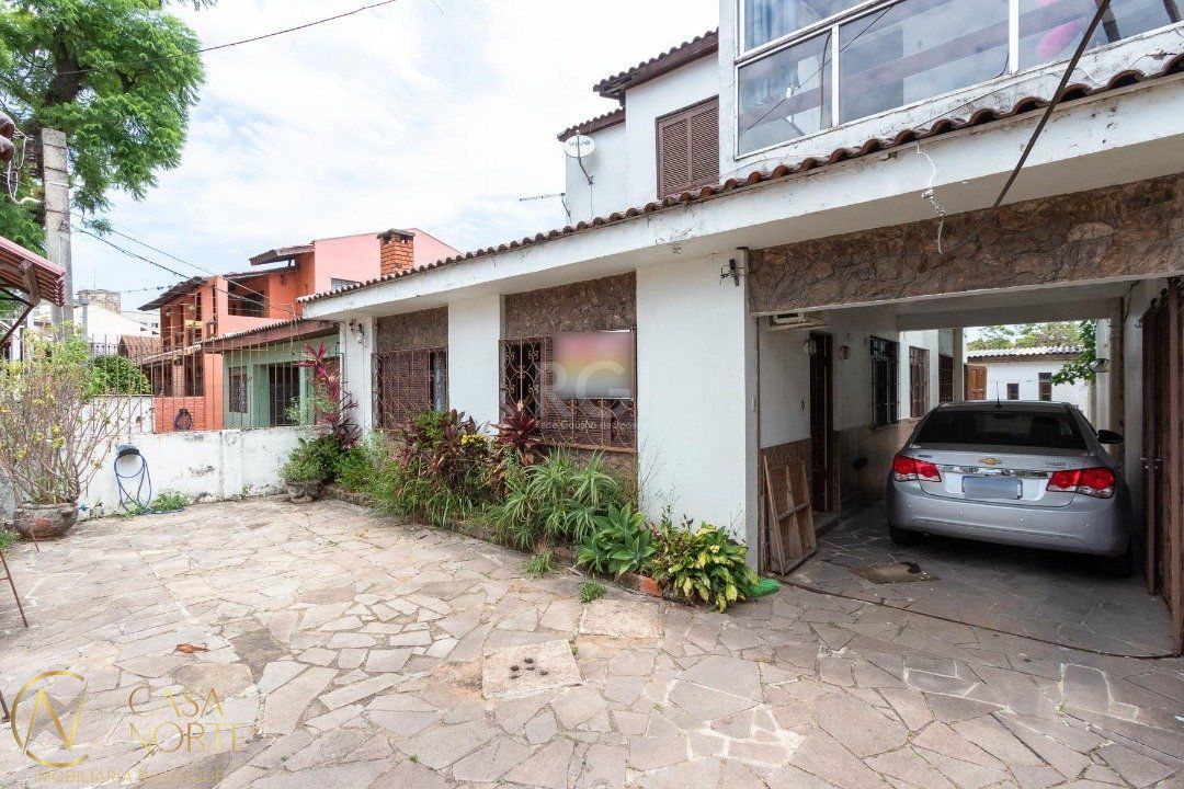 Casa à venda com 6 quartos, 149m², 2 suítes, Rua Fabio de Barros no bairro Nonoai em Porto Alegre