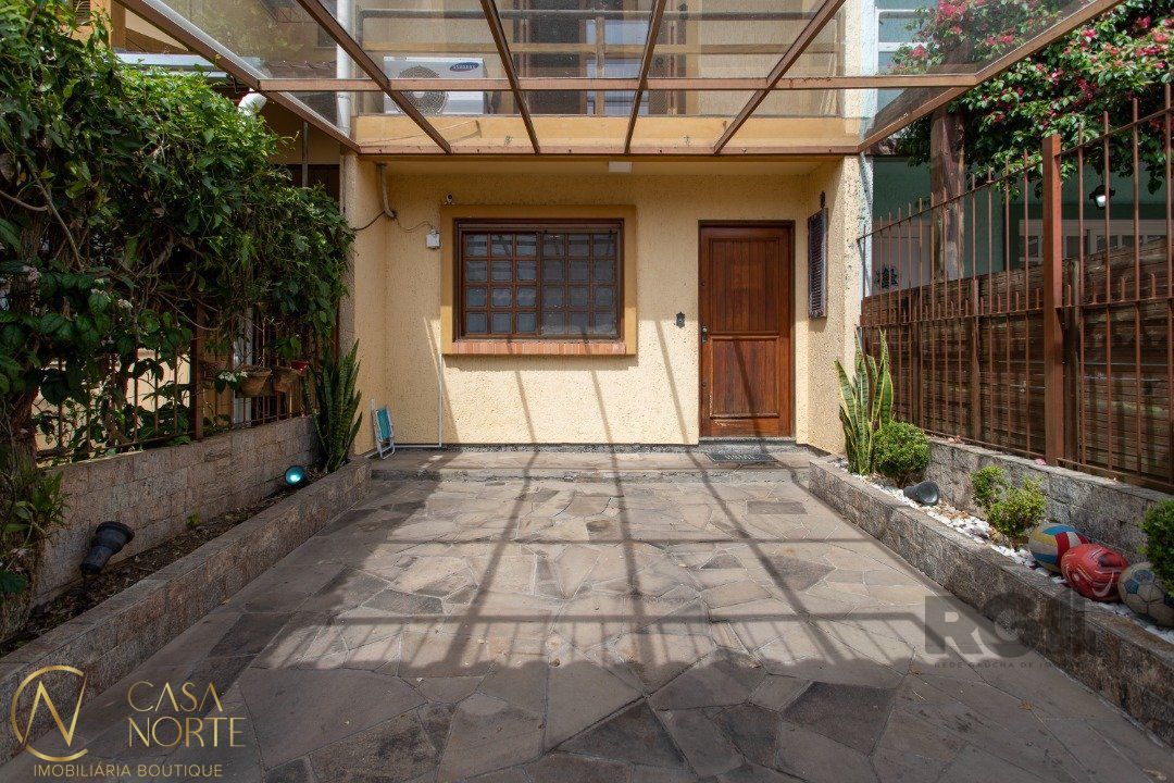 Casa à venda com 3 quartos, 99m², 1 vaga, Rua Professor Paulo Saurin no bairro Hípica em Porto Alegre