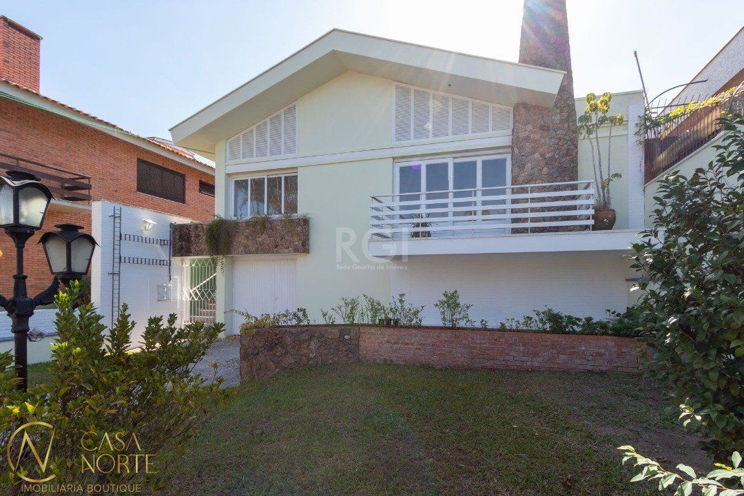 Casa à venda com 3 quartos, 174m², 1 suíte, 3 vagas, Rua Manaue no bairro Vila Assunção em Porto Alegre