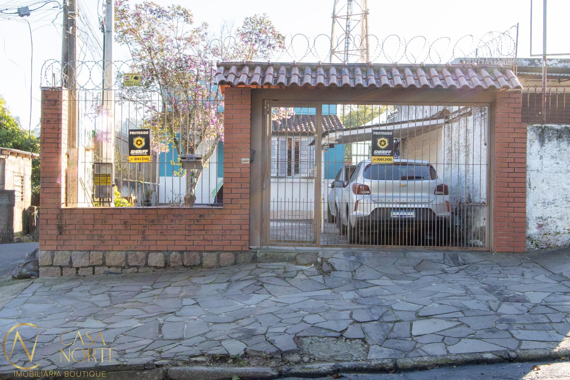 Casa à venda com 3 quartos, 134m², 5 vagas, Rua Amapa no bairro Vila Nova em Porto Alegre