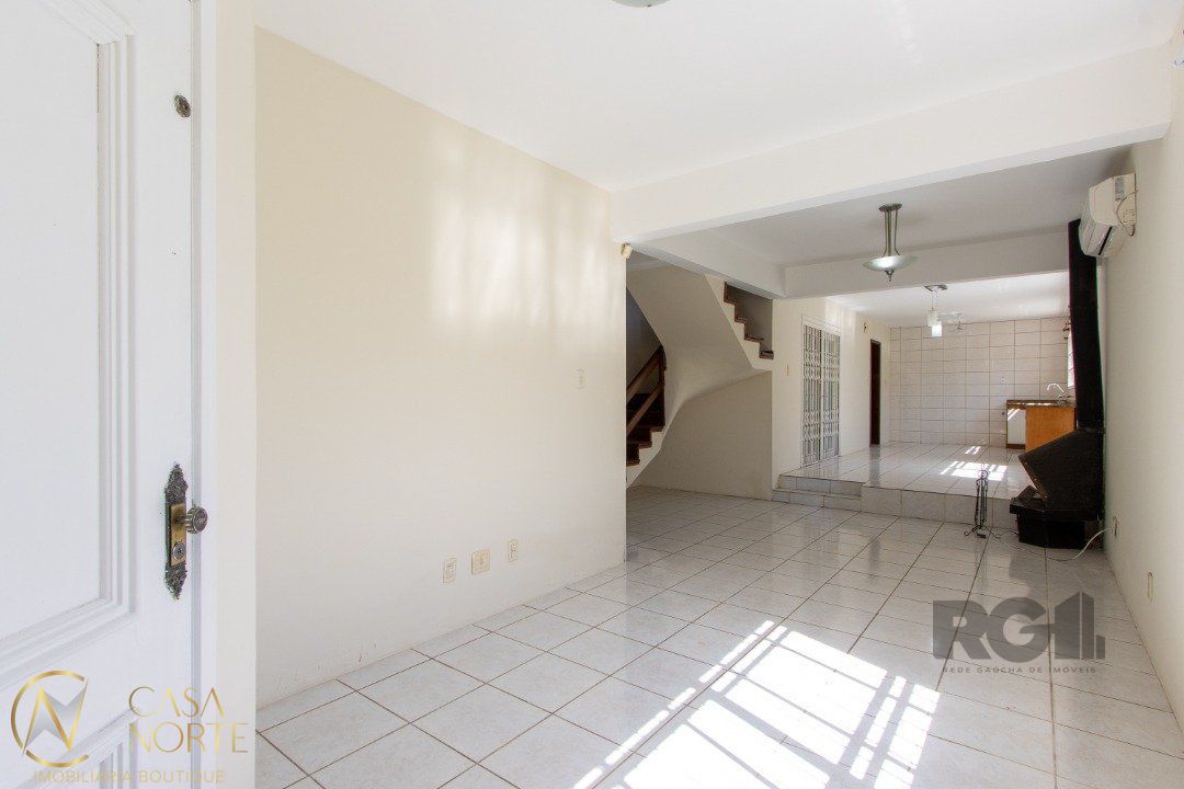 Casa à venda com 4 quartos, 284m², 1 suíte, 4 vagas, Rua Doutor Mário Totta no bairro Tristeza em Porto Alegre