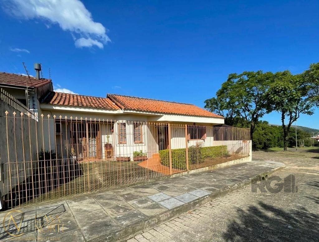 Casa à venda com 2 quartos, 147m², Rua Brigadeiro Leonardo Teixeira Collares no bairro Vila Nova em Porto Alegre