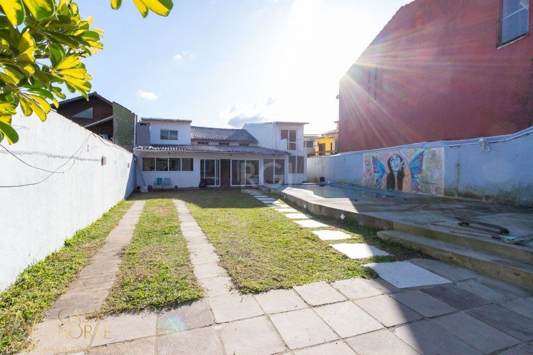 Casa à venda com 4 quartos, 120m², 1 suíte, 3 vagas, Rua Doutora Noemi Valle Rocha no bairro Serraria em Porto Alegre