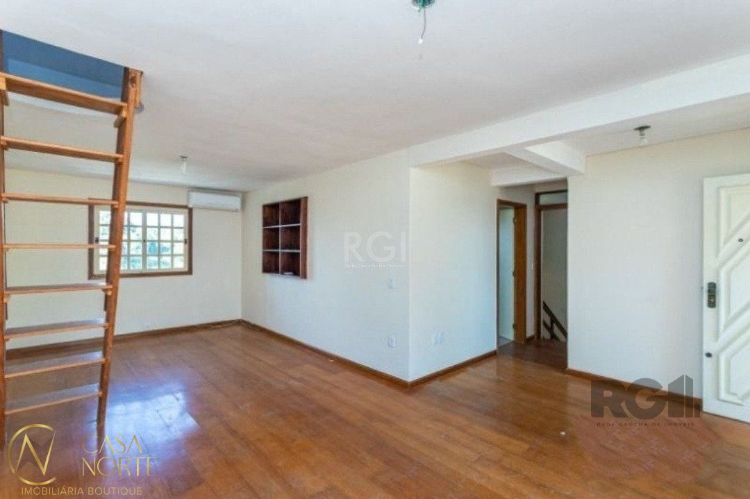 Casa à venda com 3 quartos, 255m², 1 suíte, 3 vagas, Travessa Nossa Senhora de Lourdes no bairro Tristeza em Porto Alegre