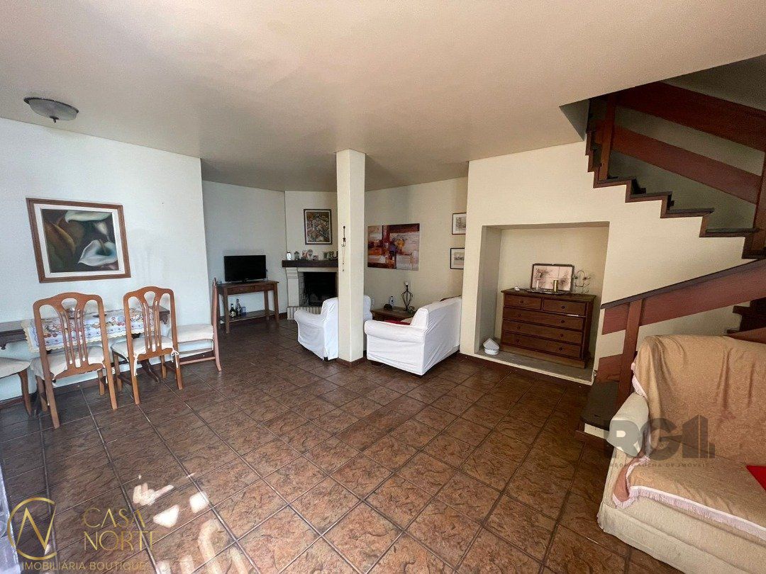 Casa à venda com 3 quartos, 300m², 3 vagas, Rua General Oliveira Freitas no bairro Santa Tereza em Porto Alegre