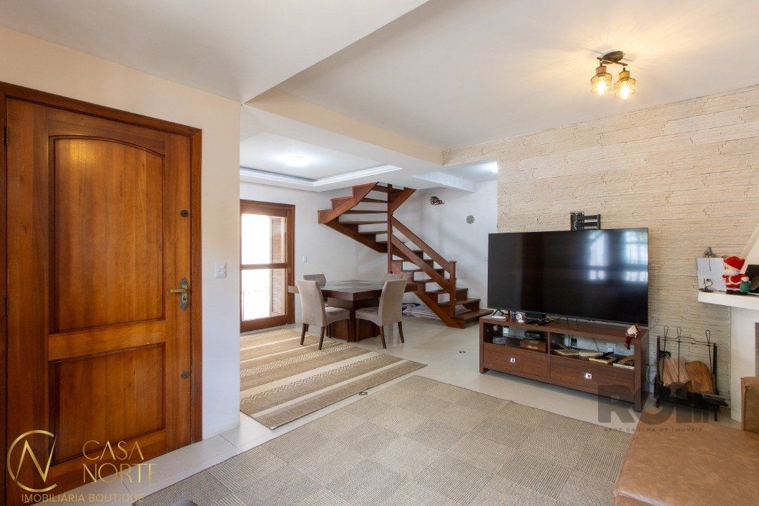 Casa à venda com 4 quartos, 210m², 4 vagas, Rua Guatambu no bairro Hípica em Porto Alegre
