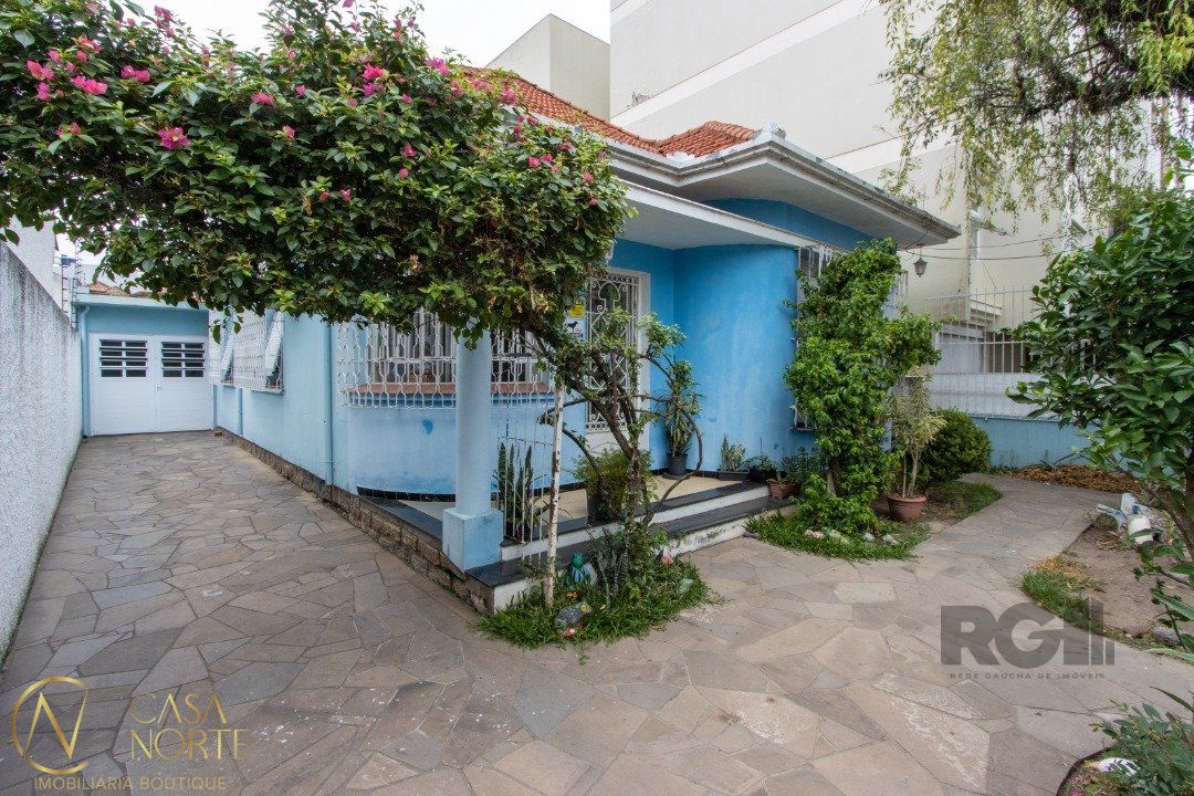 Casa à venda com 3 quartos, 126m², 5 vagas, Rua Germano Hasslocher no bairro Azenha em Porto Alegre