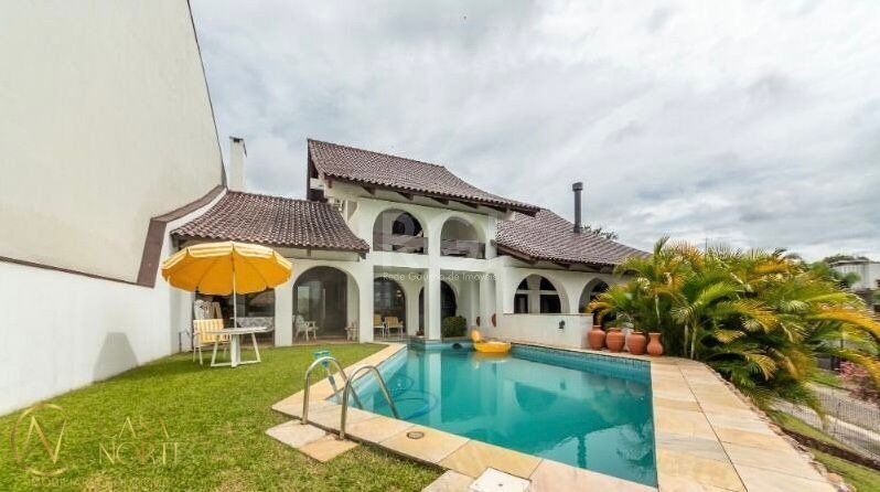 Casa à venda com 3 quartos, 456m², 2 suítes, 2 vagas, Rua Guato no bairro Vila Assunção em Porto Alegre