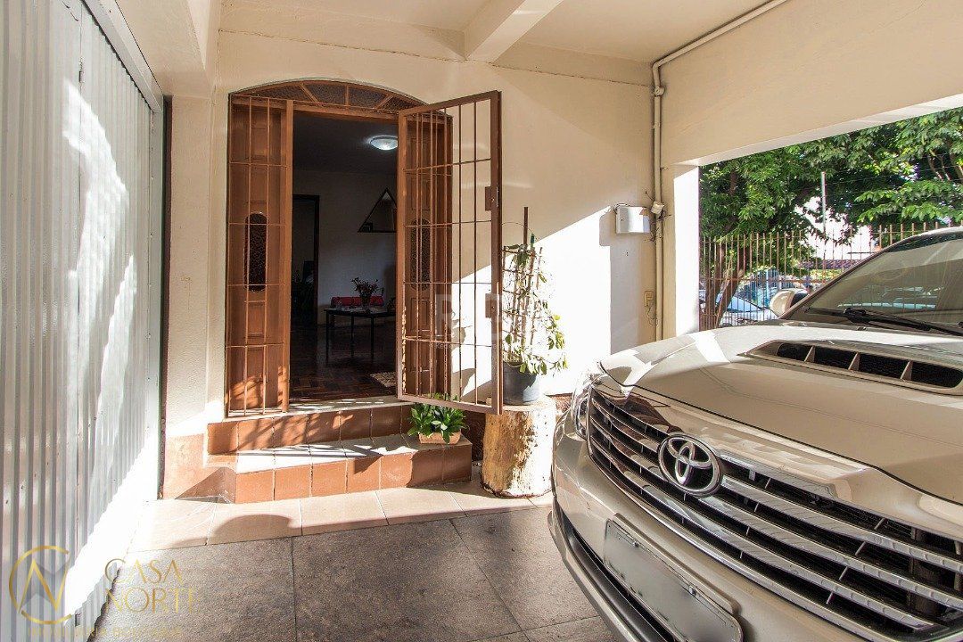 Casa à venda com 4 quartos, 229m², 4 suítes, 5 vagas, Rua Laguna no bairro Cavalhada em Porto Alegre