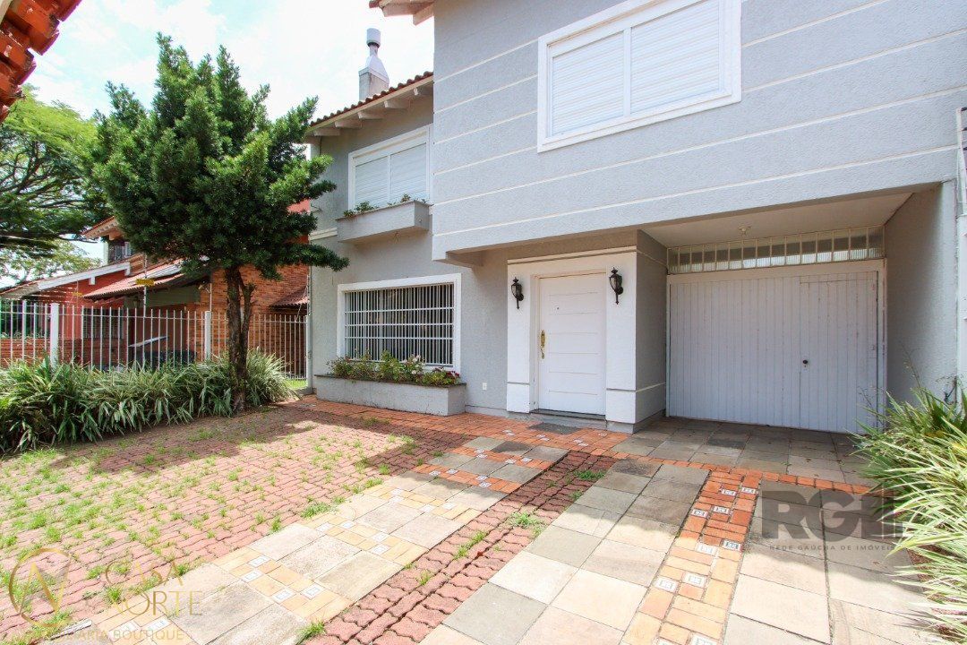 Casa à venda com 4 quartos, 347m², 1 suíte, 6 vagas, Rua Sargento Nicolau Dias de Farias no bairro Tristeza em Porto Alegre