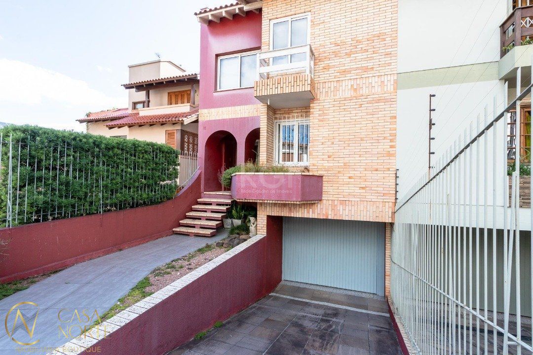 Casa à venda com 3 quartos, 226m², 2 suítes, 3 vagas, Rua Doutor Arnaldo da Silva Ferreira no bairro Jardim Isabel em Porto Alegre