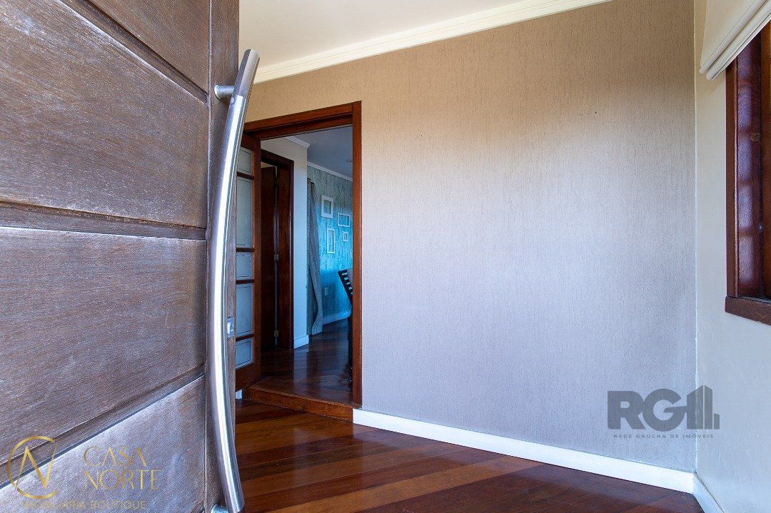 Casa à venda com 3 quartos, 249m², 1 suíte, 6 vagas, Rua Flor de Pessegueiro no bairro Vila Nova em Porto Alegre