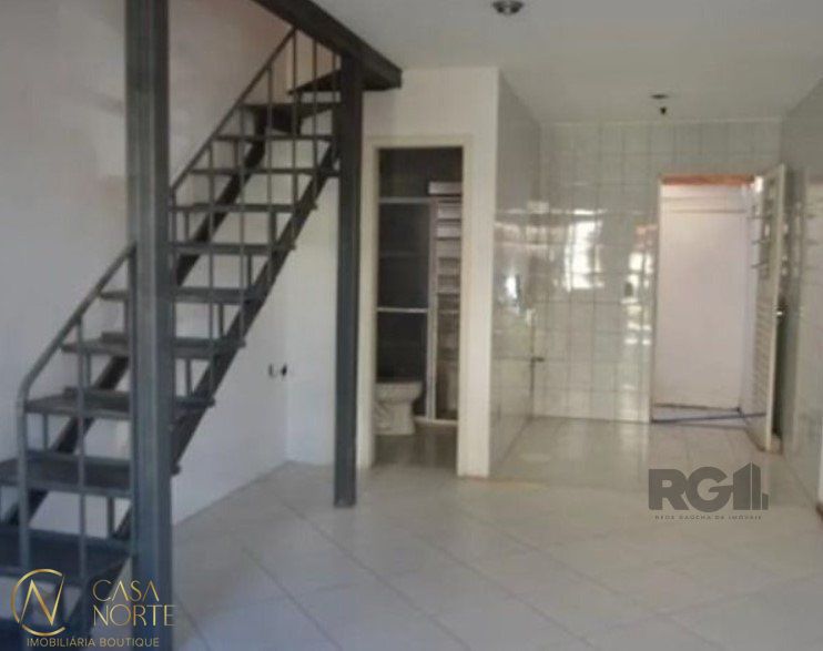 Casa à venda com 2 quartos, 561m², 1 vaga, Avenida Monte Cristo no bairro Vila Nova em Porto Alegre