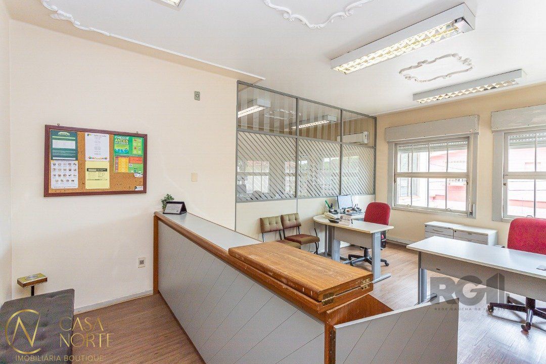 Casa à venda com 4 quartos, 250m², 1 suíte, 5 vagas, Rua Otavio Dutra no bairro Menino Deus em Porto Alegre