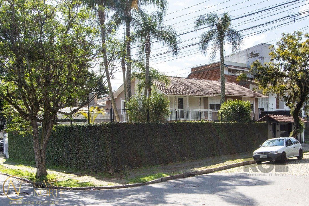 Casa à venda com 4 quartos, 470m², 1 suíte, 2 vagas, Rua Jacunda no bairro Guarujá em Porto Alegre