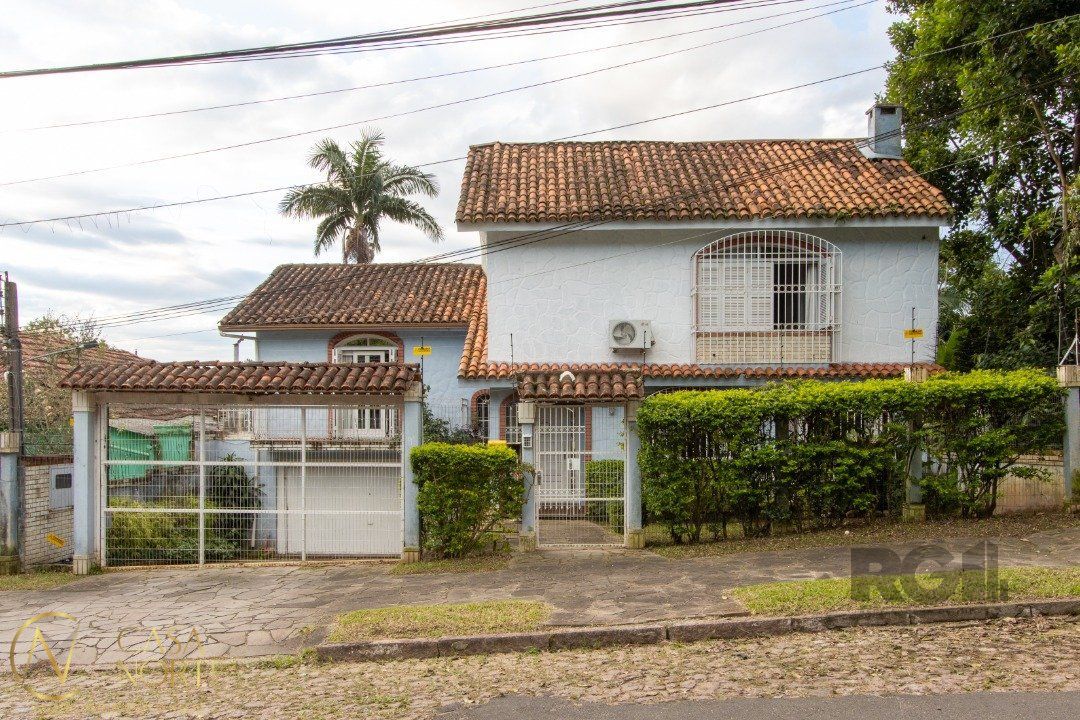 Casa à venda com 4 quartos, 180m², 1 suíte, 4 vagas, Rua Doutor Raul Moreira no bairro Cristal em Porto Alegre