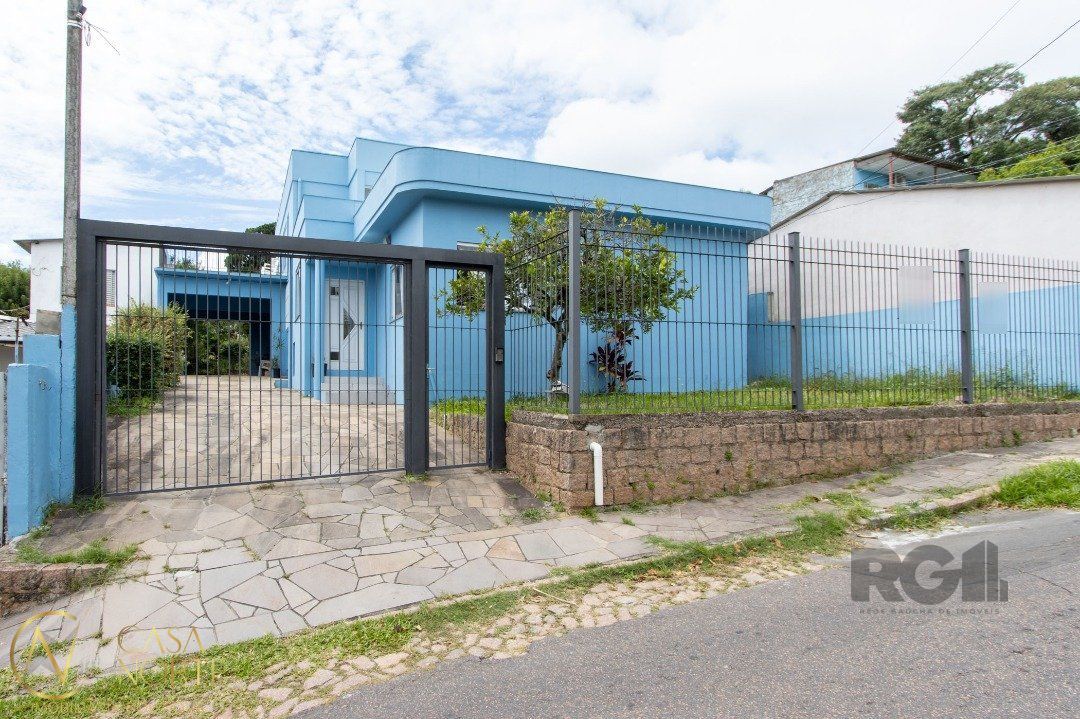 Casa à venda com 5 quartos, 312m², 1 suíte, 8 vagas, Rua Leao Licurgo Brasiliano Arano no bairro Vila Nova em Porto Alegre