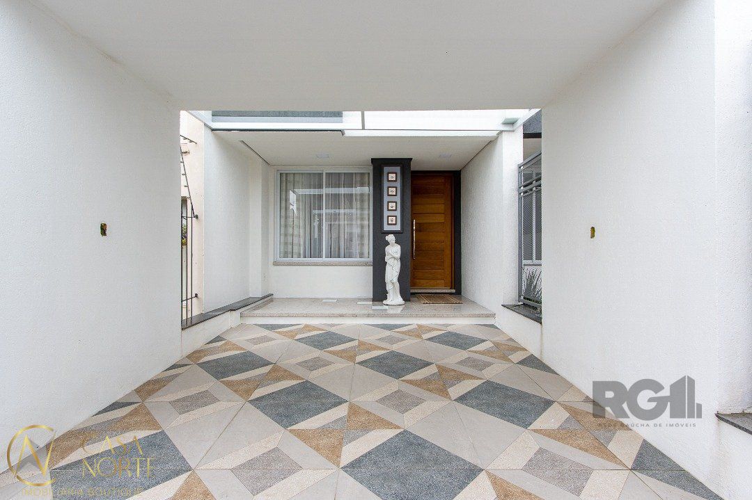 Casa à venda com 3 quartos, 161m², 3 suítes, 2 vagas, Rua Heitor Kramer no bairro Guarujá em Porto Alegre