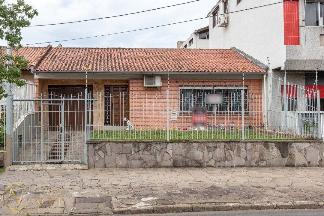 Casa à venda com 3 quartos, 218m², 2 suítes, 3 vagas, Rua Curupaiti no bairro Cristal em Porto Alegre
