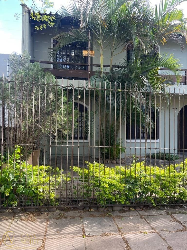 Casa à venda com 5 quartos, 300m², 3 suítes, 2 vagas, Rua Menezes Paredes no bairro Nonoai em Porto Alegre