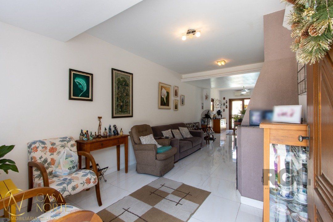Casa à venda com 3 quartos, 188m², 1 suíte, 2 vagas, Rua Edgar Sanches Laurent no bairro Hípica em Porto Alegre