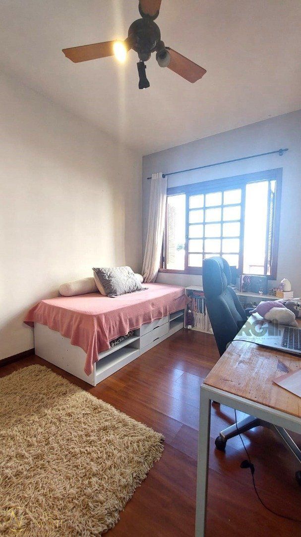 Casa à venda com 3 quartos, 147m², 1 suíte, Rua Paulo Bento Lobato no bairro Jardim Lindóia em Porto Alegre