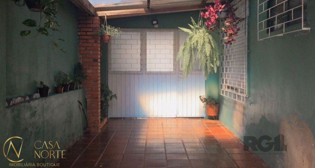 Casa à venda com 4 quartos, 220m², 1 suíte, 5 vagas, Avenida Francisco Talaia de Moura no bairro Rubem Berta em Porto Alegre