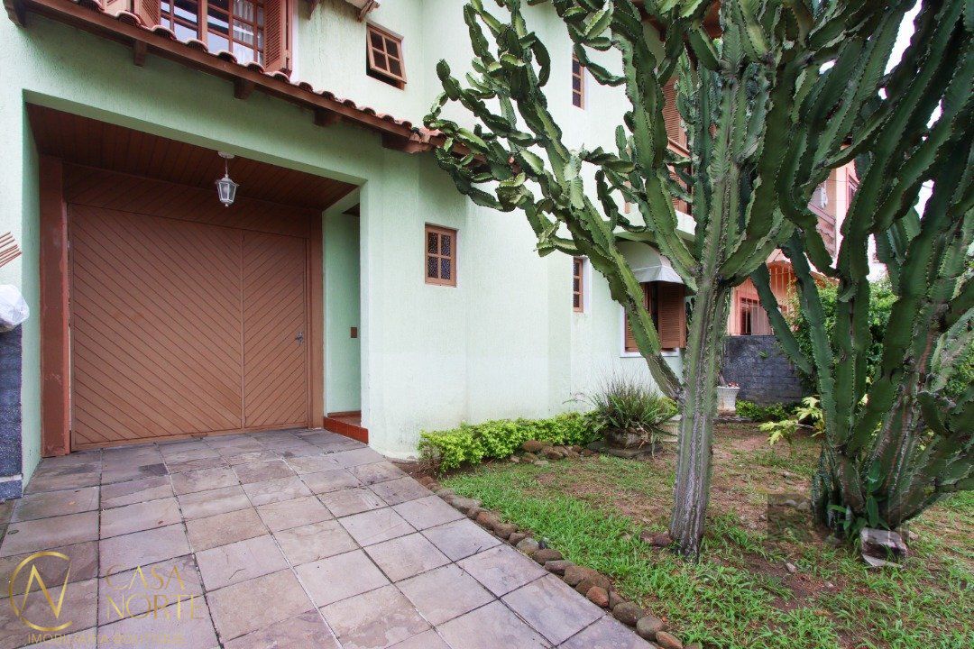 Casa à venda com 4 quartos, 235m², 1 suíte, 4 vagas, Rua São Sebastião do Cai no bairro Camaquã em Porto Alegre