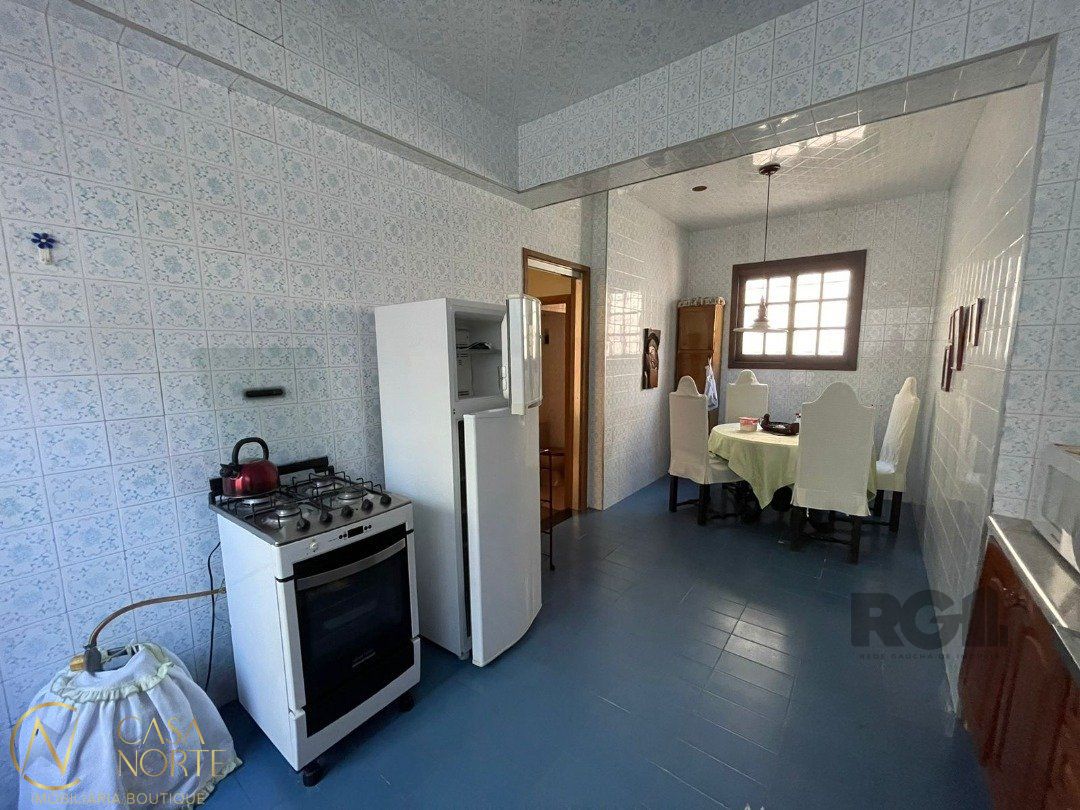 Casa à venda com 3 quartos, 300m², 3 vagas, Rua General Oliveira Freitas no bairro Santa Tereza em Porto Alegre