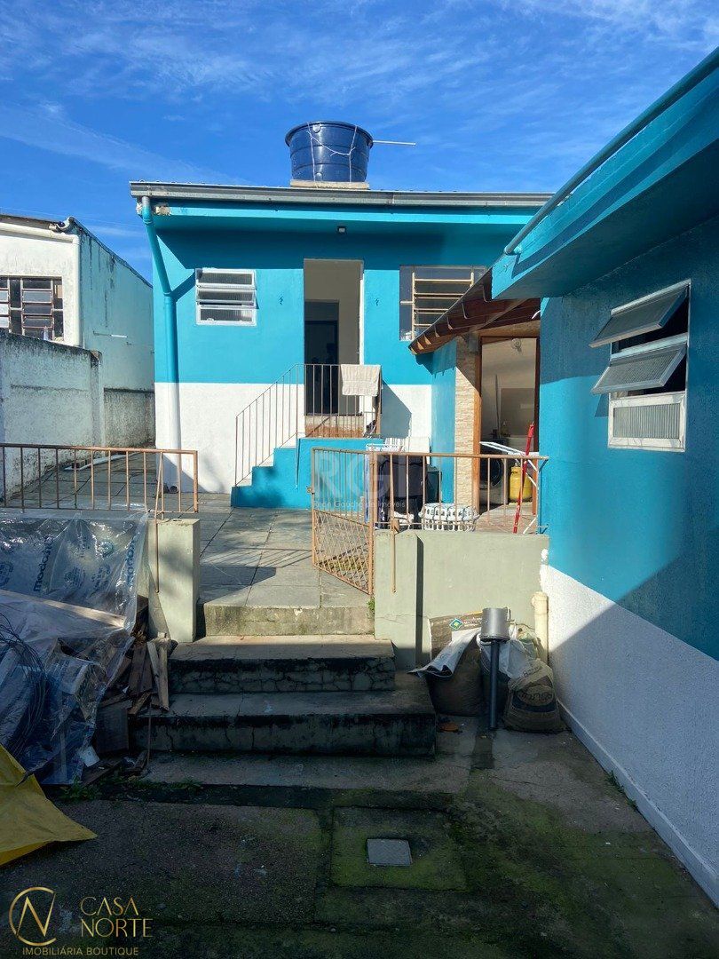Casa à venda com 3 quartos, 134m², 5 vagas, Rua Amapa no bairro Vila Nova em Porto Alegre