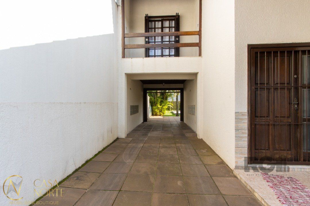 Casa à venda com 3 quartos, 179m², 1 suíte, 5 vagas, Rua Padre João Batista Reus no bairro Camaquã em Porto Alegre