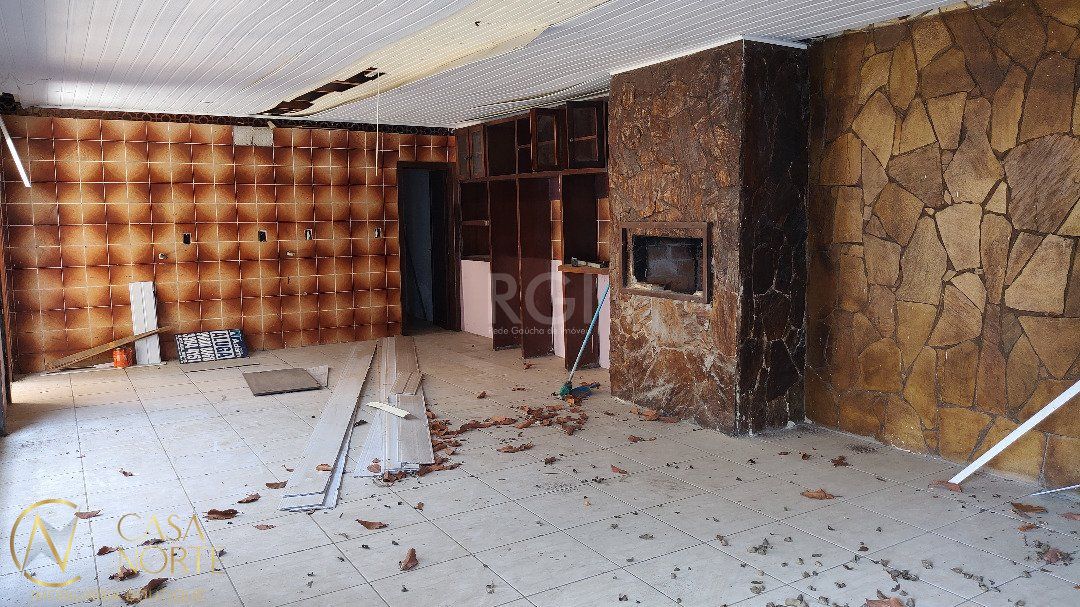 Casa à venda com 3 quartos, 190m², 4 vagas, Rua Oscar Ferreira no bairro Rubem Berta em Porto Alegre