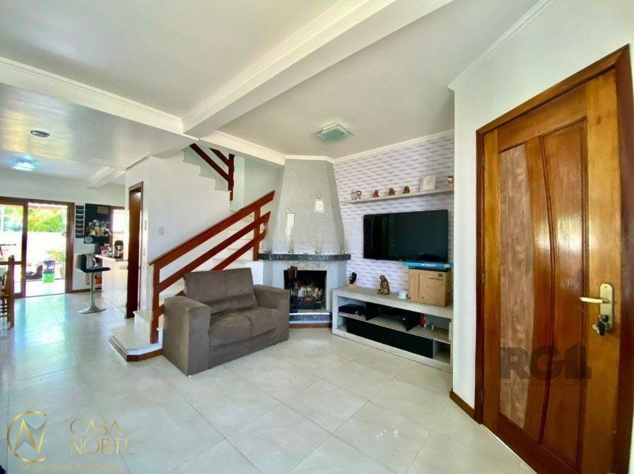 Casa à venda com 3 quartos, 105m², 1 suíte, 1 vaga, Rua Embira no bairro Hípica em Porto Alegre