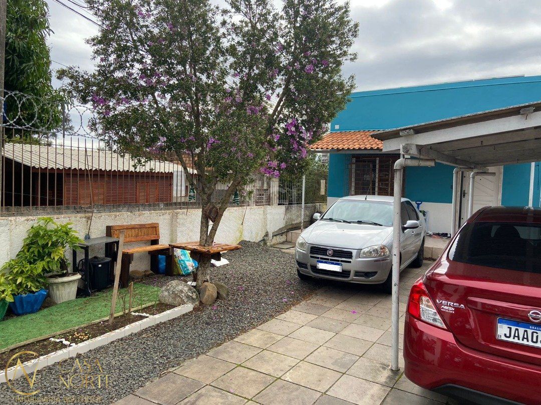 Casa à venda com 3 quartos, 134m², 5 vagas, Rua Amapa no bairro Vila Nova em Porto Alegre