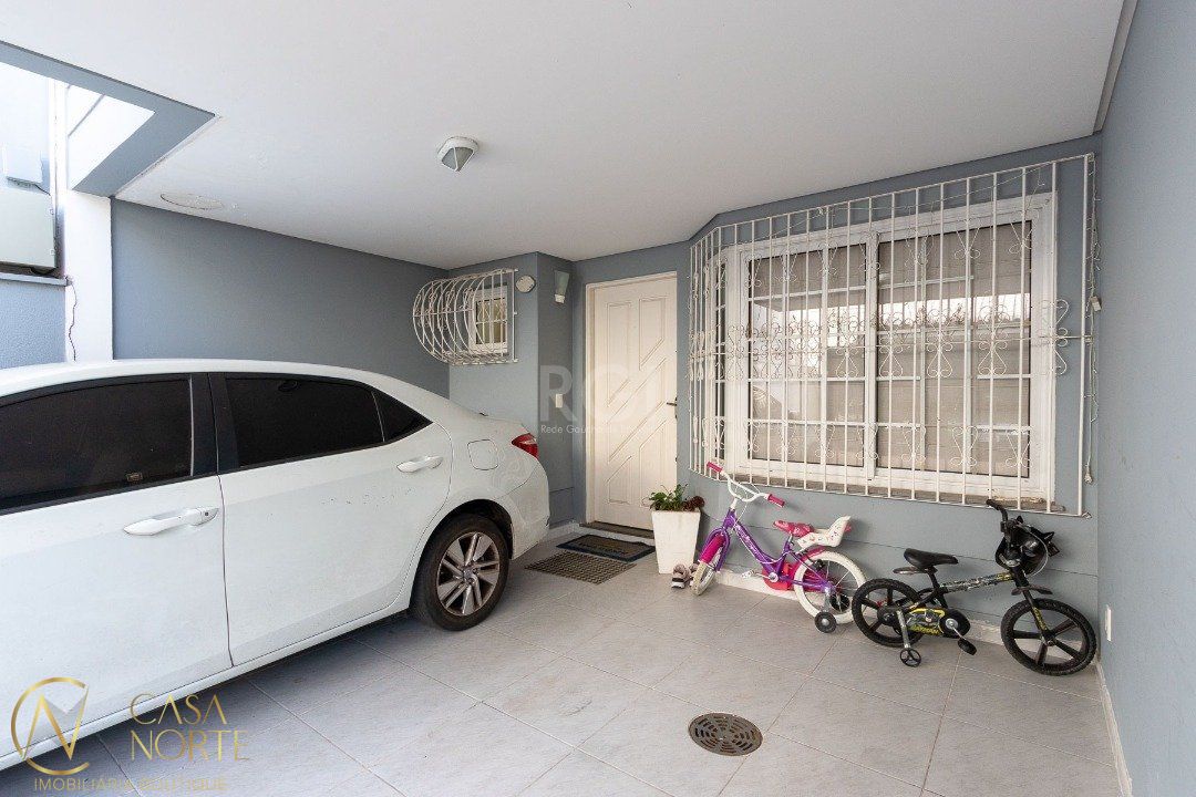 Casa de Condomínio à venda com 3 quartos, 184m², 1 suíte, 2 vagas, Rua Chavantes no bairro Vila Assunção em Porto Alegre