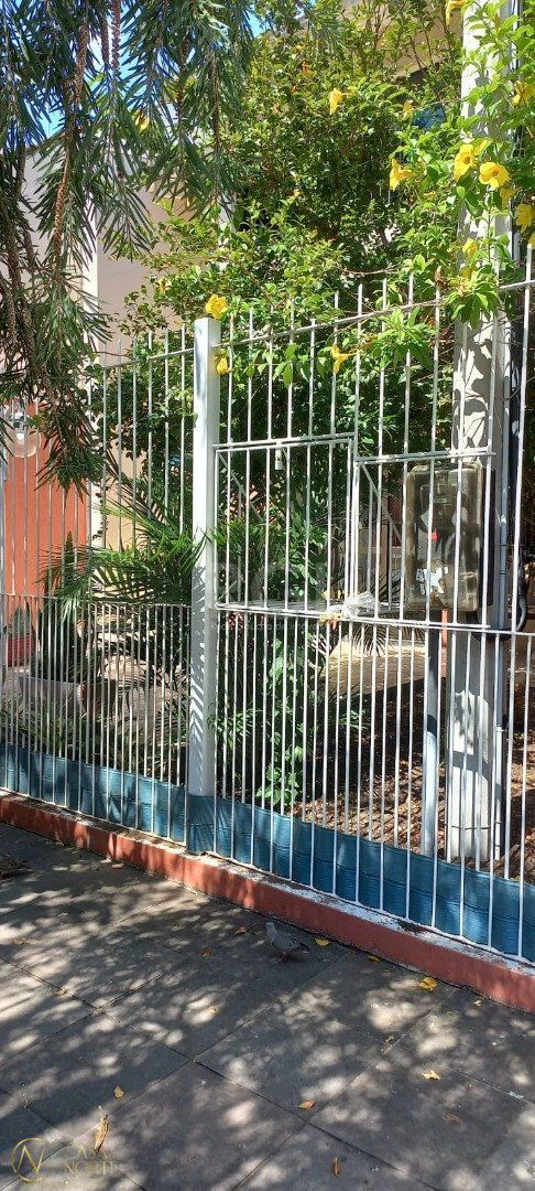 Casa à venda com 9 quartos, 245m², 6 suítes, 2 vagas, Rua Antenor Lemos no bairro Menino Deus em Porto Alegre