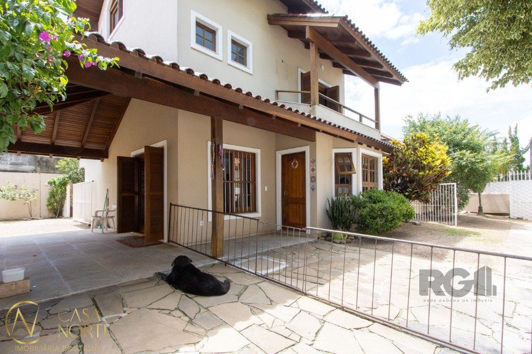 Casa à venda com 4 quartos, 210m², 4 vagas, Rua Guatambu no bairro Hípica em Porto Alegre